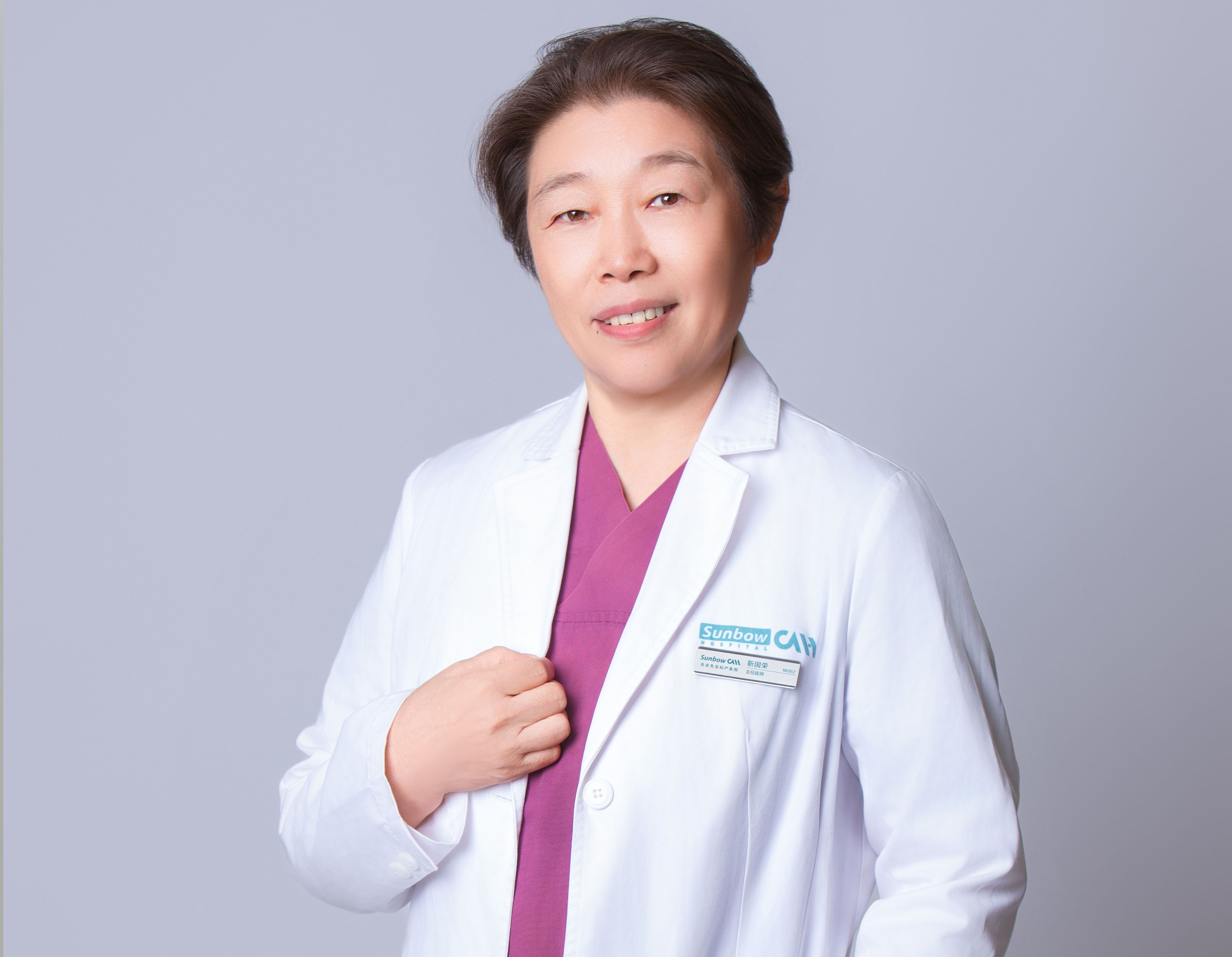 四十五岁左右女性医生头像，穿白色医生制服，佩戴胸牌，温和微笑，体现亲切专业形象