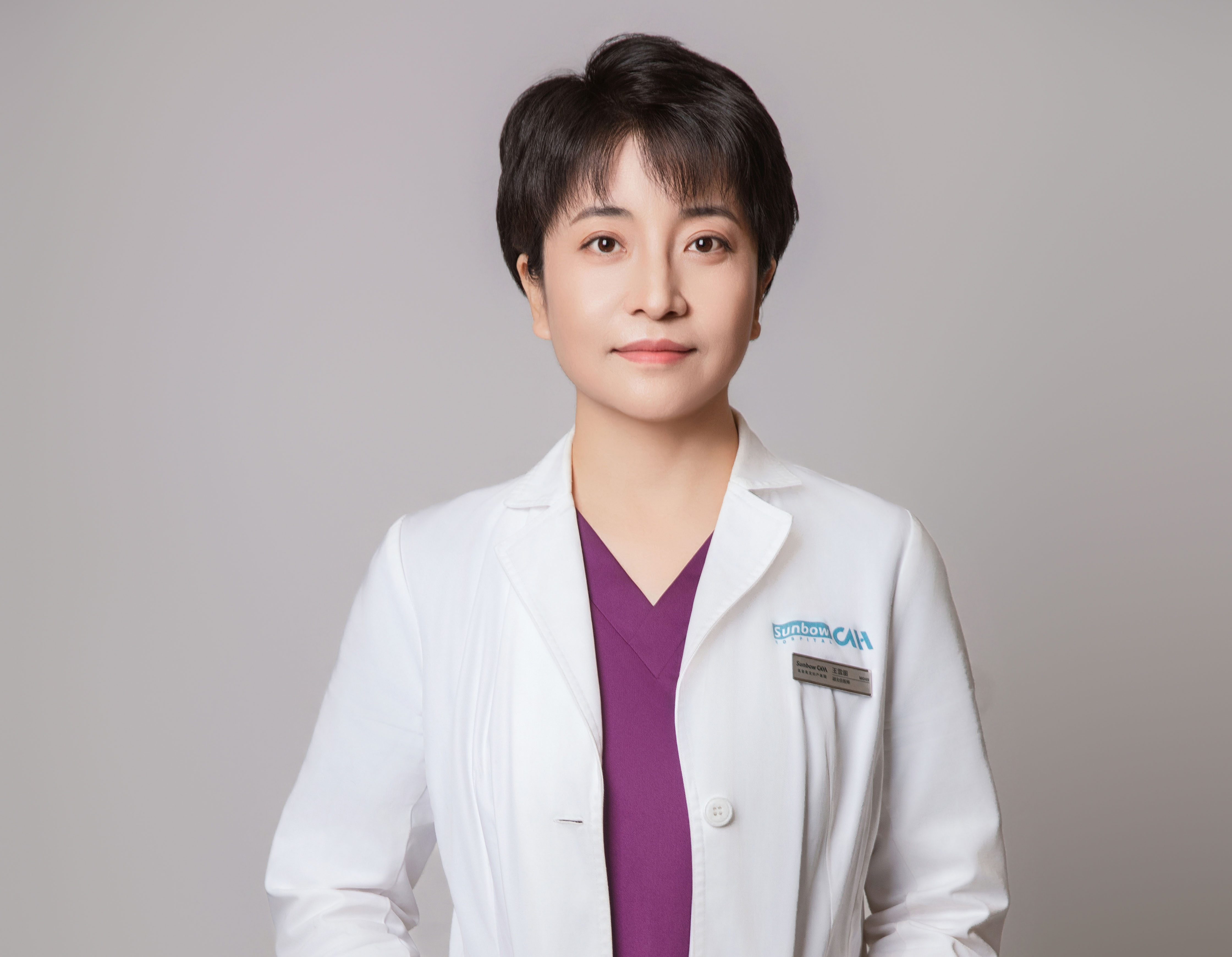 四十岁左右男性医生头像，穿白色医生制服，佩戴眼镜，专业严肃表情，体现严谨医疗态度