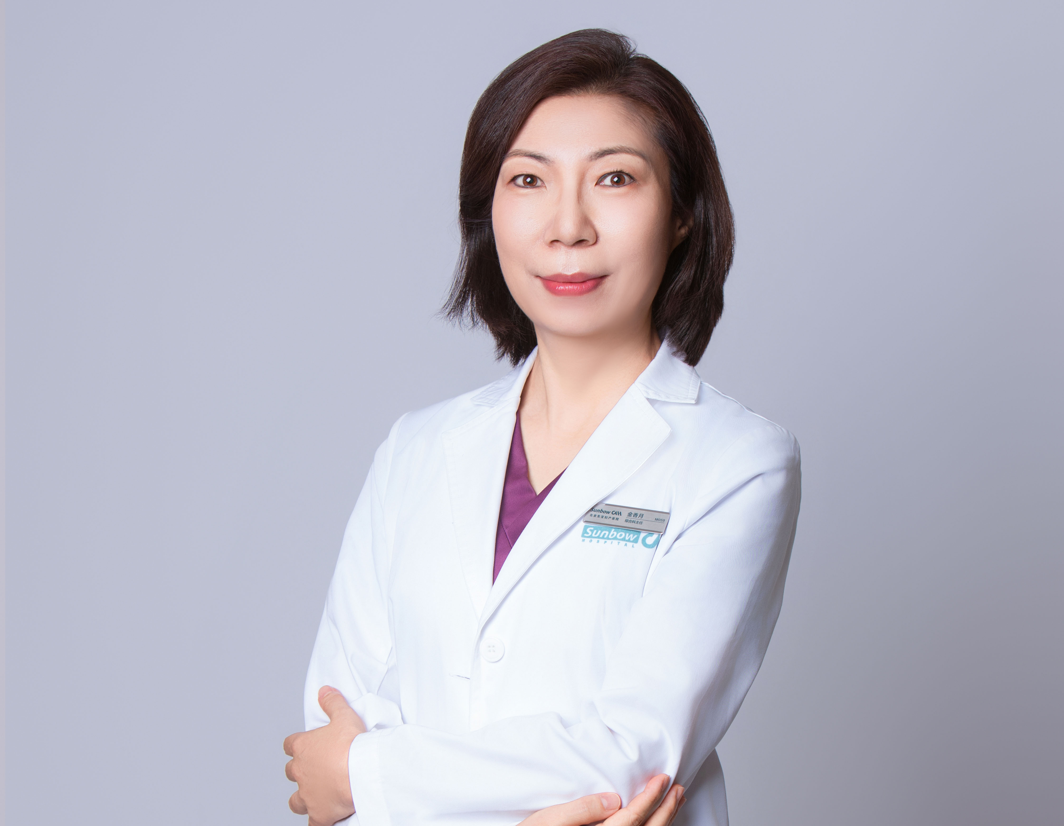 三十五岁左右女性医生头像，穿白色医生制服，佩戴胸牌，温和笑容，体现亲切专业形象