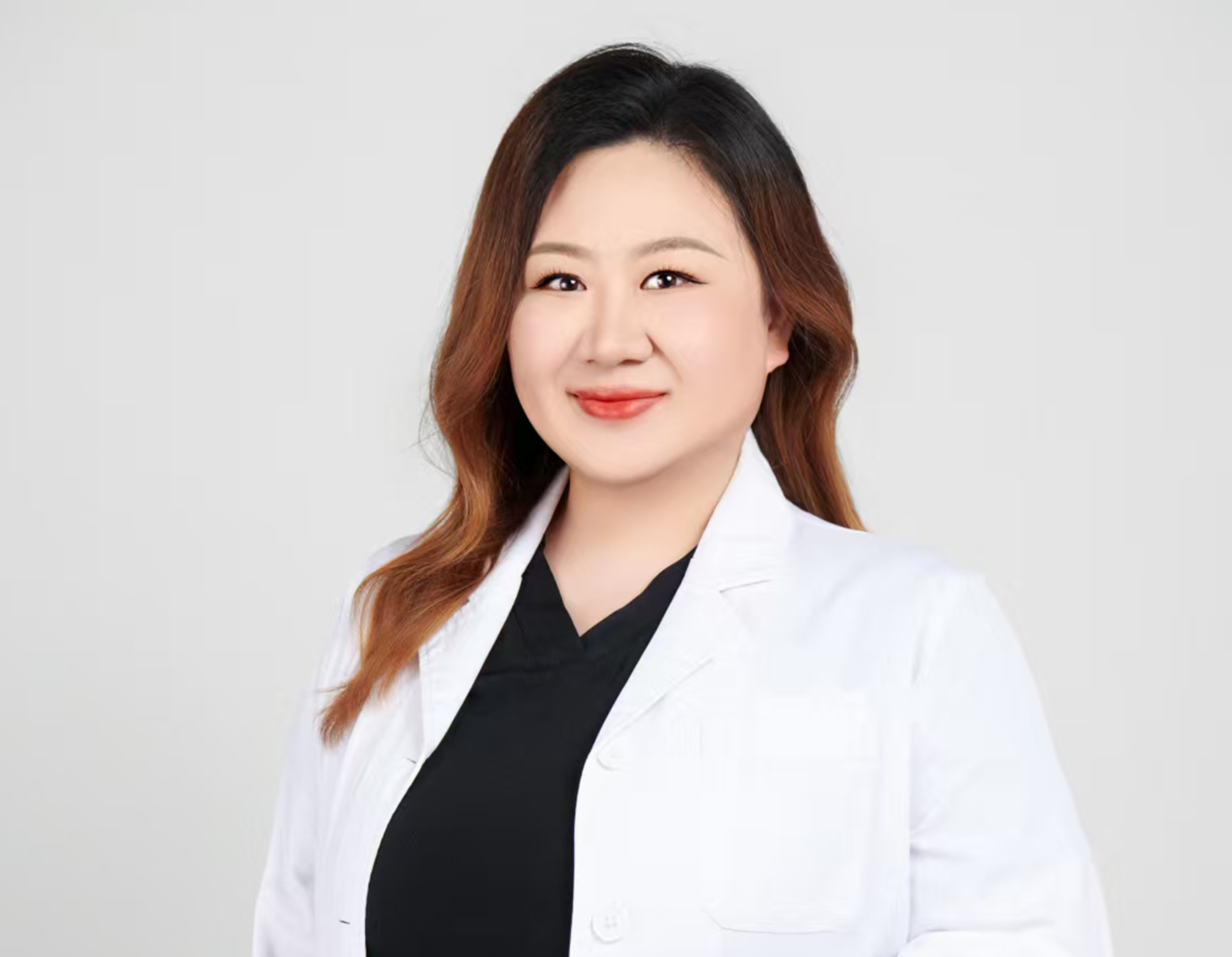 三十八岁左右女性医生头像，穿白色医生制服，佩戴胸卡，温和微笑，体现亲和专业形象