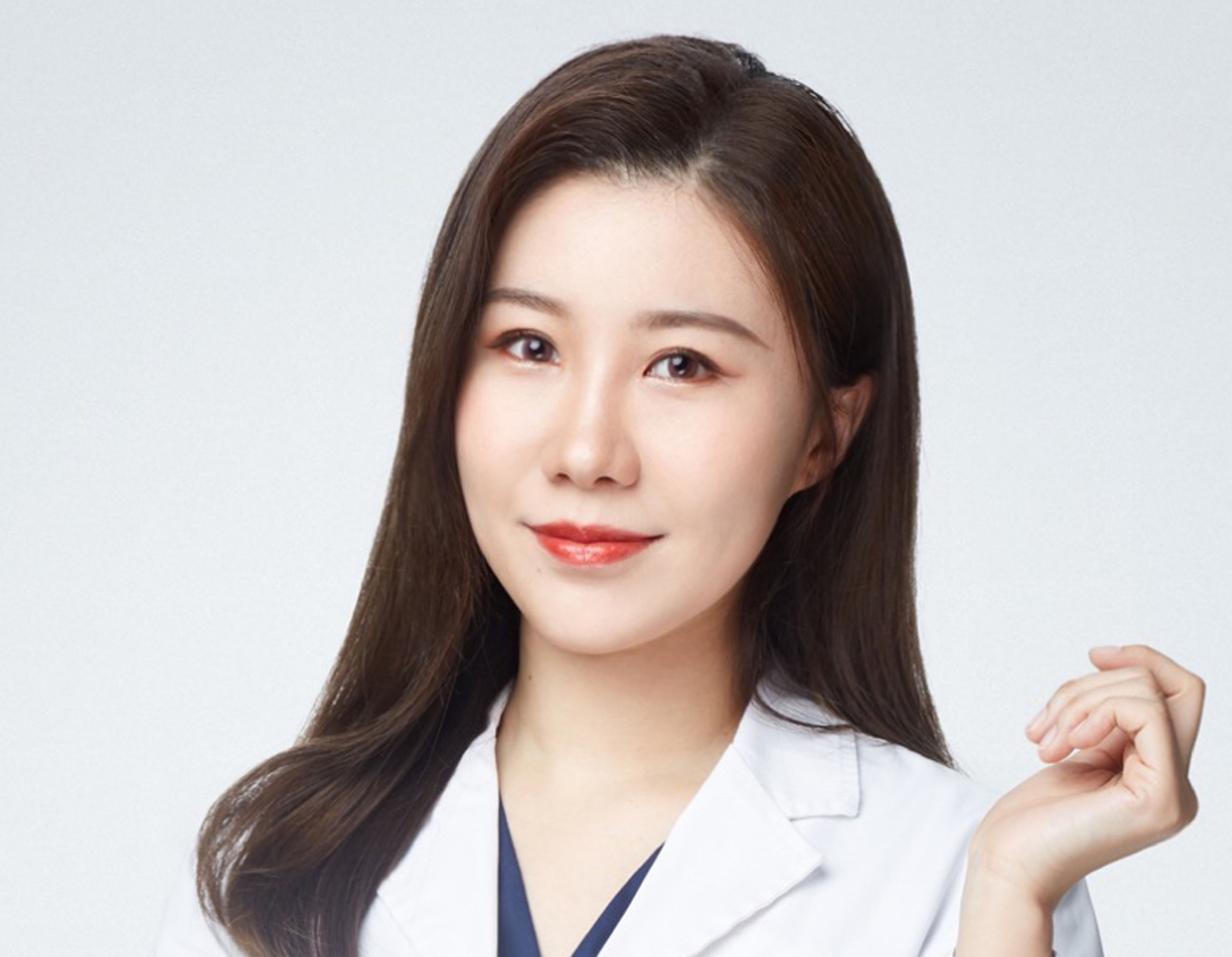 四十二岁左右男性医生头像，穿白色医生制服，佩戴听诊器，专业专注表情，体现医疗专业性